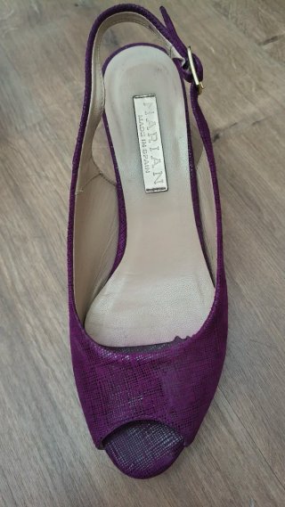 Tacones Morados con Tira Ajustable.