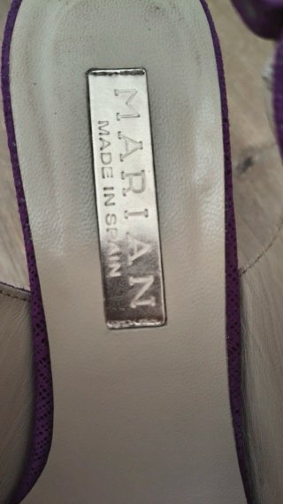 Tacones Morados con Tira Ajustable.