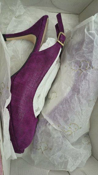 Tacones Morados con Tira Ajustable.