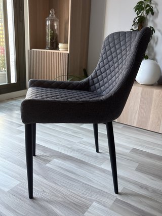 Silla de comedor gris con patas negras