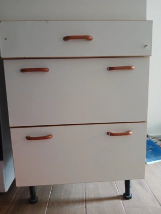 Mueble cajonera blanco con tiradores naranjas