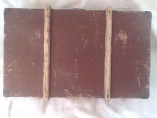 Antigua maleta de madera.
