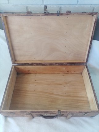 Antigua maleta de madera.