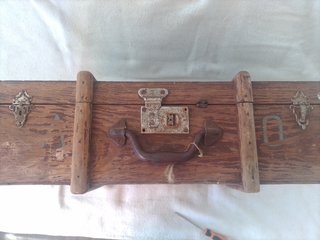 Antigua maleta de madera.