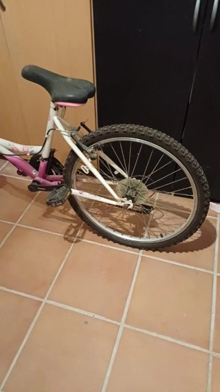 Bicicleta infantil con ruedas decoradas
