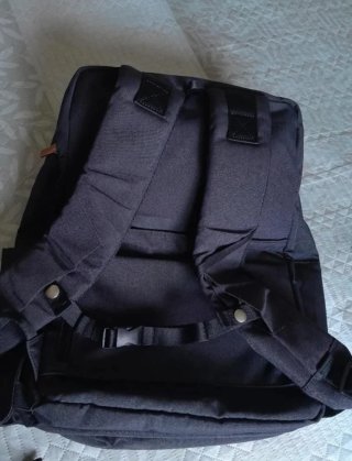 Mochila de viaje negra y marrón