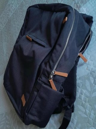 Mochila de viaje negra y marrón