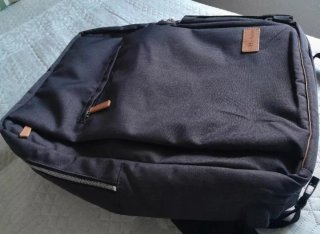 Mochila de viaje negra y marrón