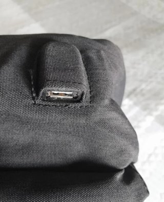Mochila de viaje negra y marrón