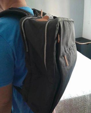 Mochila de viaje negra y marrón