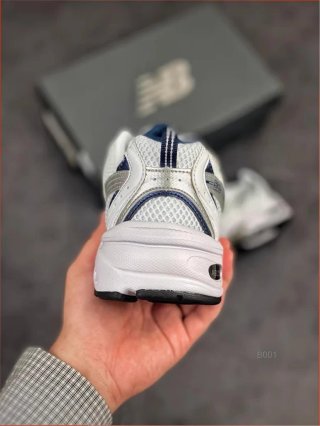 New Balance 530 Plata y Blanco