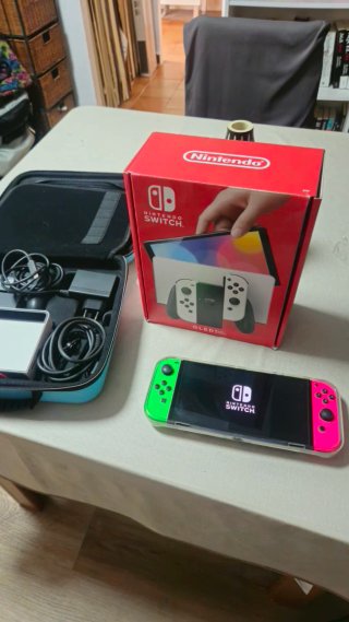 Nintendo Switch OLED con mandos verde y Rosa