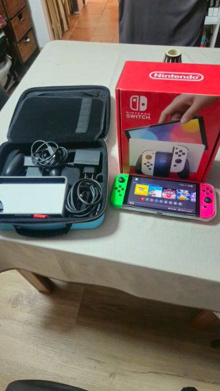 Nintendo Switch OLED con mandos verde y Rosa