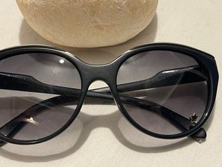 Occhiali da sole neri cat-eye