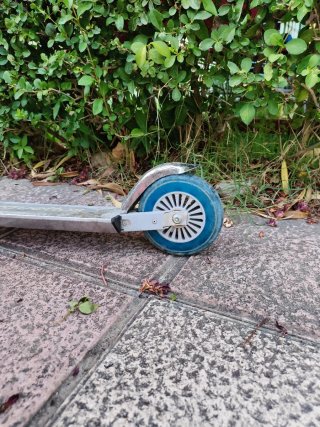 Patinete infantil con ruedas azules