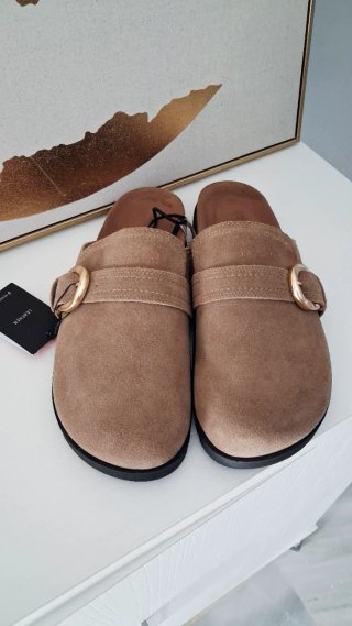 Zuecos Stradivarius Piel Marrón Hebilla Dorada