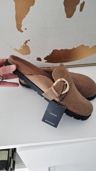 Zuecos Stradivarius Piel Marrón Hebilla Dorada