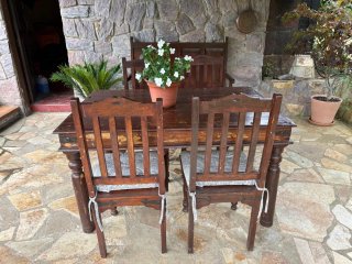 Mesa rústica de madera y forja