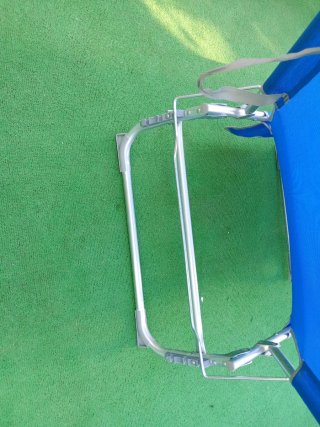 Tumbona azul para piscina