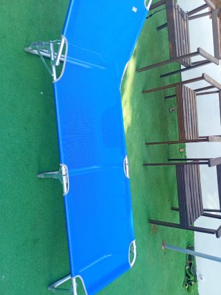 Tumbona azul para piscina