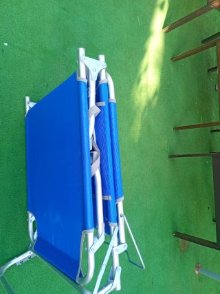 Tumbona azul para piscina