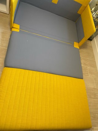 Sofá cama amarillo de tela