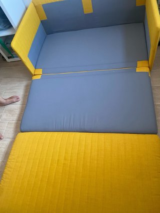 Sofá cama amarillo de tela