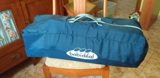 Cuna de viaje para bebé plegable.