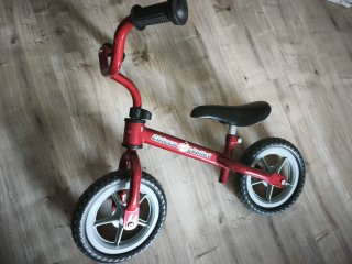 Bicicleta infantil sin pedales roja