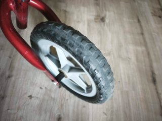 Bicicleta infantil sin pedales roja