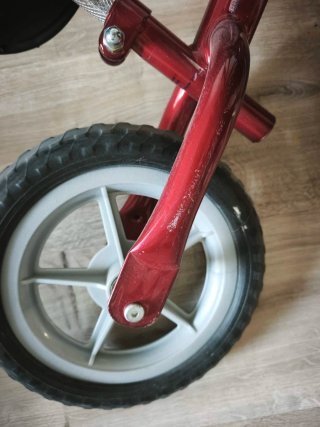 Bicicleta infantil sin pedales roja