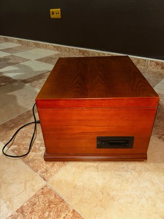 Tocadiscos vintage de madera con CD y radio