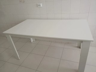 Mesa de comedor blanca grande