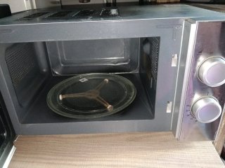 Microondas Taurus plateado con puerta abierta