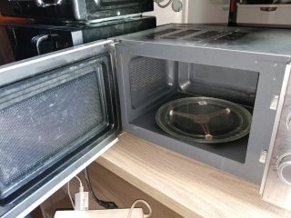 Microondas Taurus plateado con puerta abierta