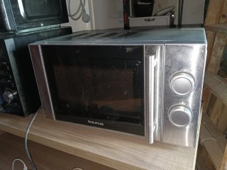 Microondas Taurus plateado con puerta abierta