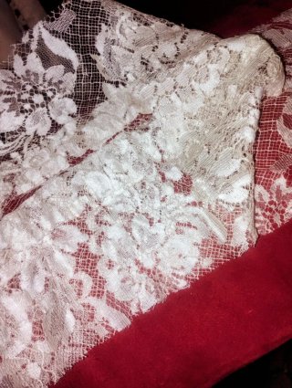 Antichità: Prezioso pizzo Chantilly francese seta.
