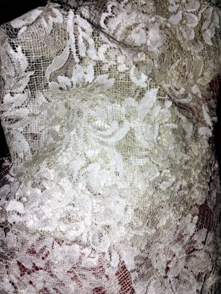 Antichità: Prezioso pizzo Chantilly francese seta.