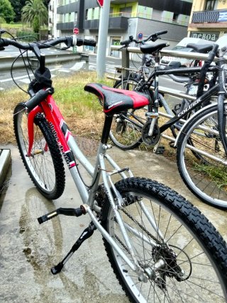 Bicicleta MTB Roja y Negra