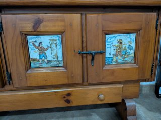 Mueble de madera de pino con azulejos