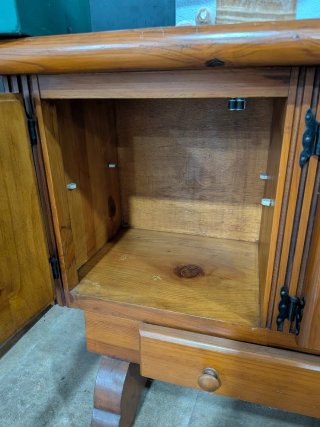 Mueble de madera de pino con azulejos