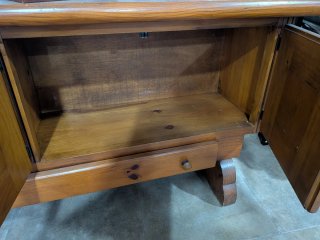 Mueble de madera de pino con azulejos