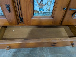 Mueble de madera de pino con azulejos
