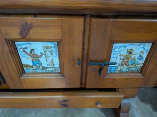 Mueble de madera de pino con azulejos