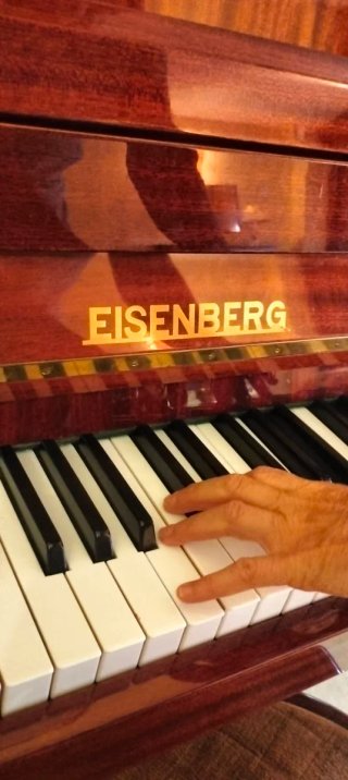 Piano Vertical EISENBERG con banqueta