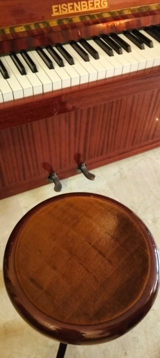 Piano Vertical EISENBERG con banqueta