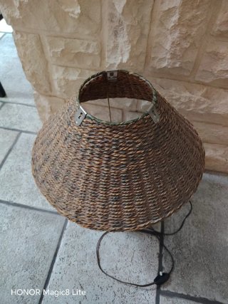 Lampada da tavolo in vimini