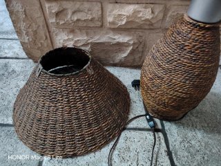 Lampada da tavolo in vimini