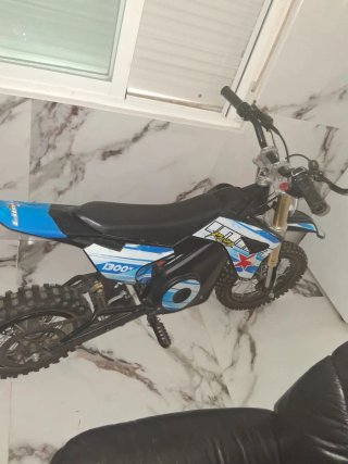 Moto Eléctrica Enduro/Motocross Azul y Blanca