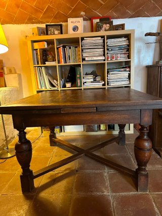 Tavolo da pranzo in legno scuro